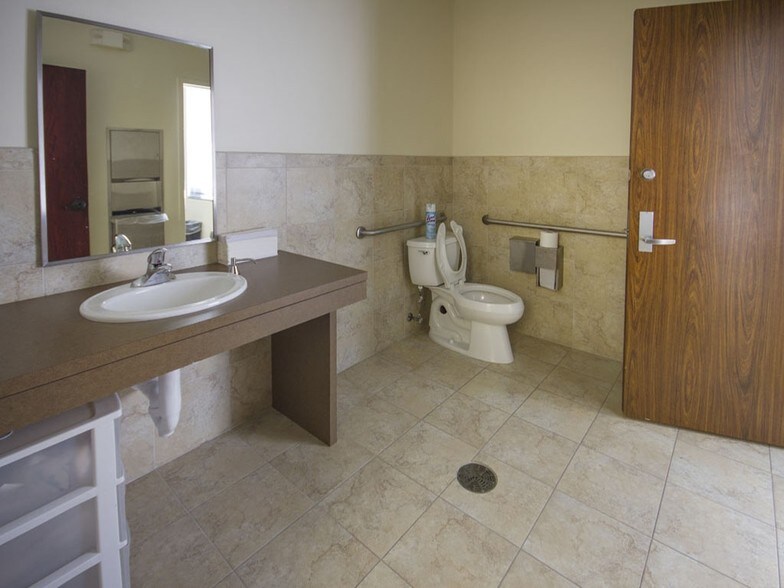 More Photos Of 4393 Sunbelt Dr, Addison Flex For Lease