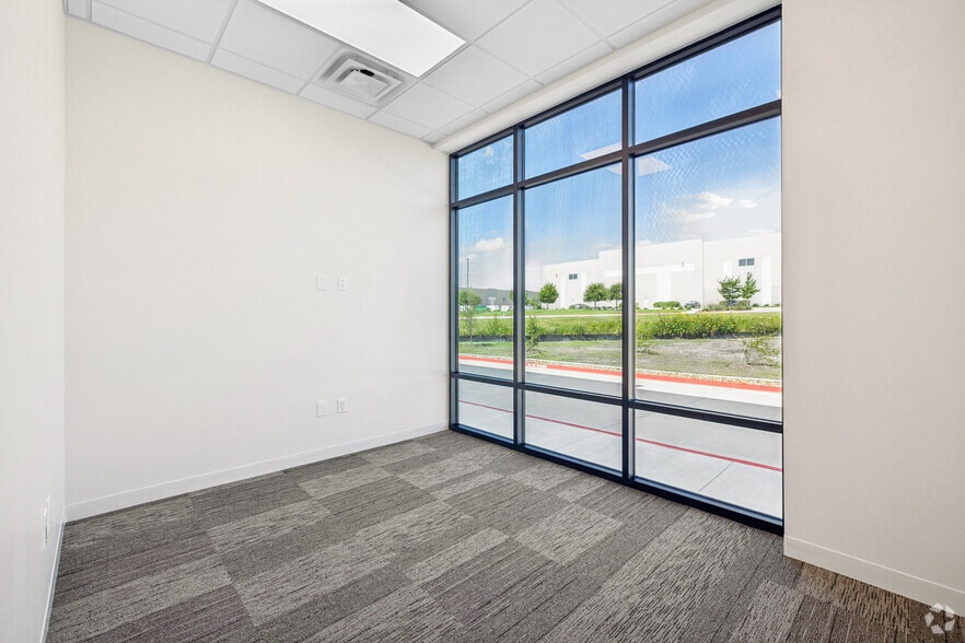 More Photos Of 19150 Marketplace Ave, Kyle Manufacturing For Lease