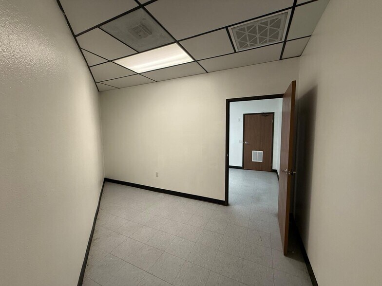 More Photos Of 7979-7989 Vickers St, San Diego Flex For Lease