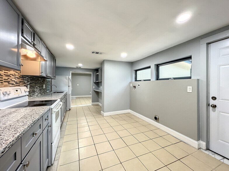 More Photos Of 1906 Murdock Blvd, Orlando Office For Lease