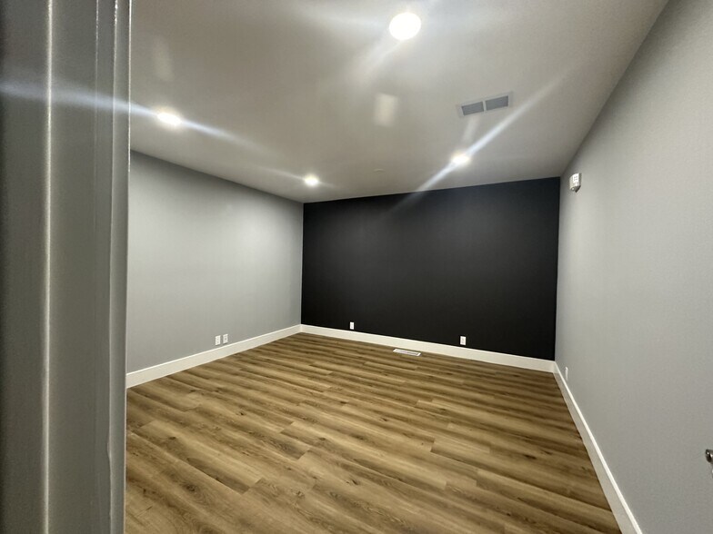 More Photos Of 711 N 1st St, Dekalb Office For Lease