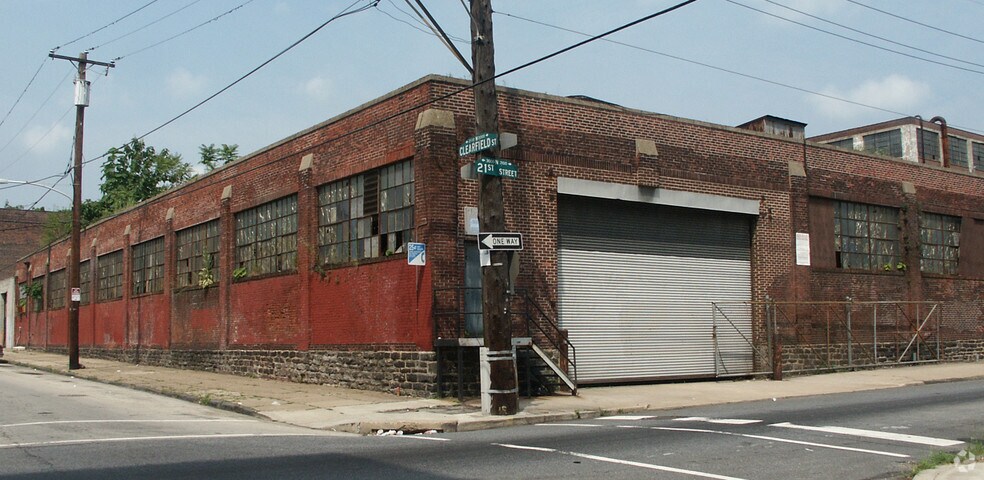 2101 W CLEARFIELD ST  