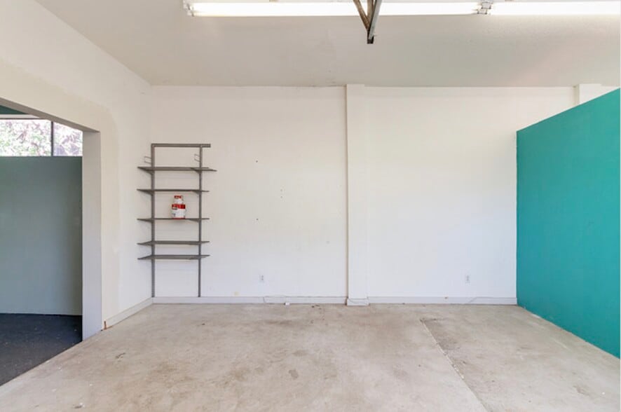 More Photos Of 2120 Oxford Ave, Austin Office For Lease