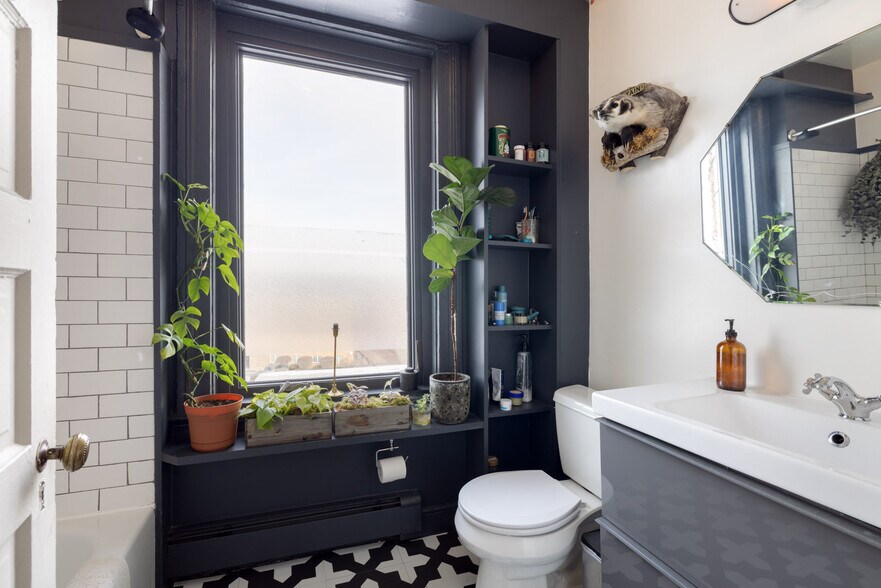 More Photos Of 43 N Front St, Kingston Restaurant For Sale