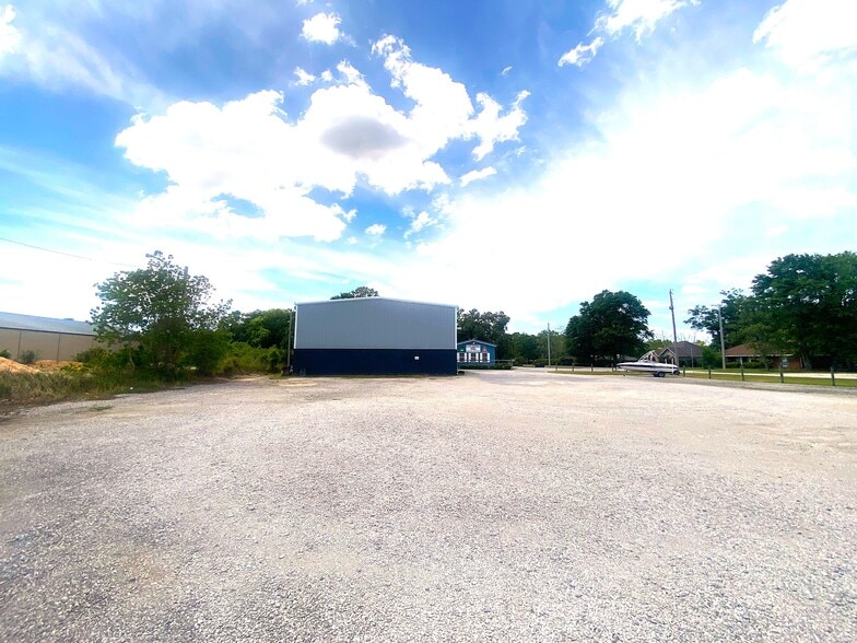 More Photos Of 19924 Chestnut Dr, Foley Showroom For Lease