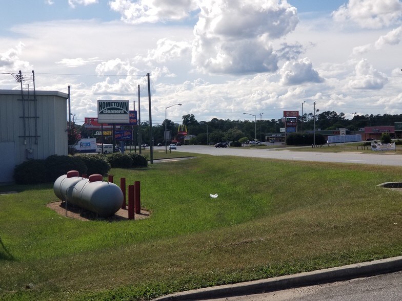 More Photos Of 636 E Franklin St, Sylvester Storefront For Sale