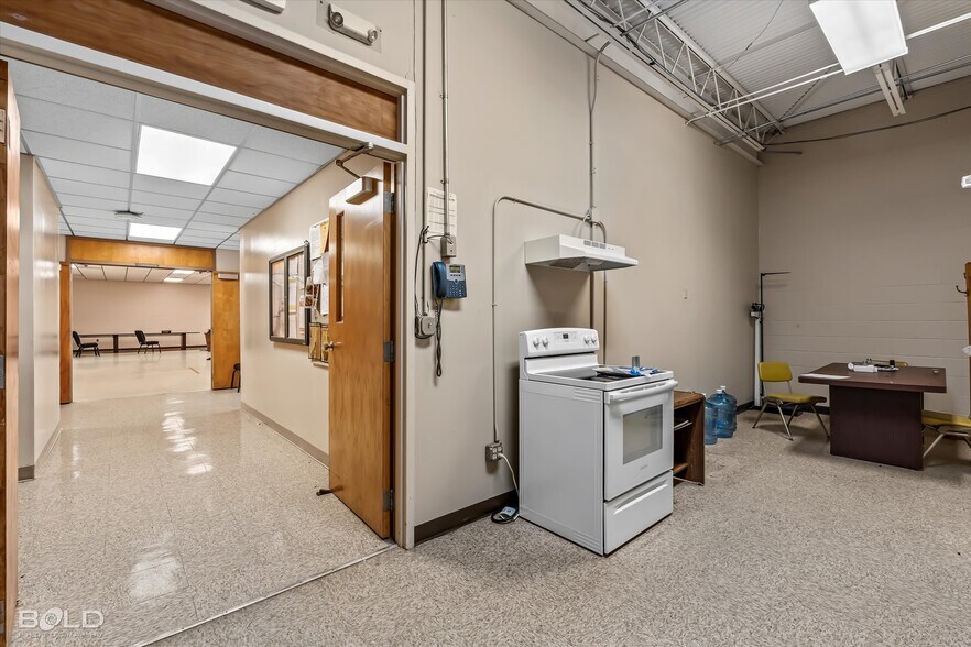More Photos Of 523 Oxford Rd, Mansfield Office For Sale
