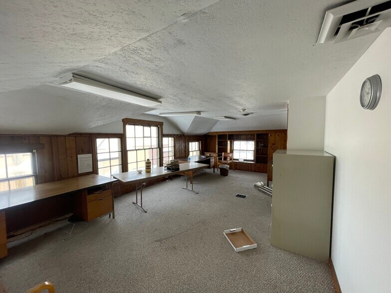 More Photos Of 211 S Elm St, Owosso Flex For Sale