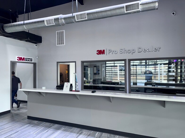 More Photos Of 10206 North Fwy, Houston Auto Repair For Sale