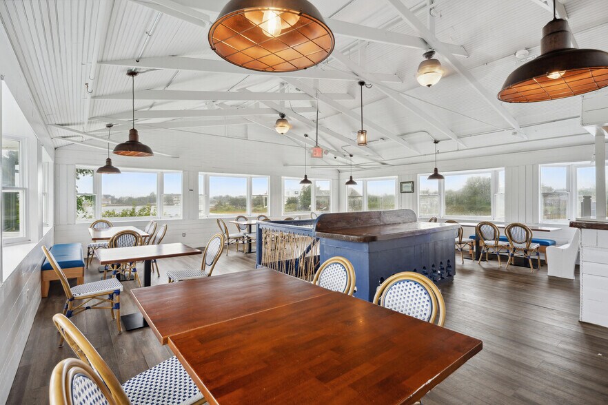 More Photos Of 5 Inlet Rd W, Southampton Restaurant For Sale