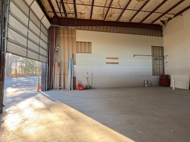 More Photos Of 10624 Metromont Pky, Charlotte Showroom For Lease