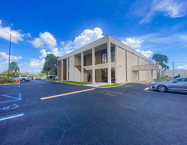More Photos Of 851 SE Johnson Ave, Stuart Office For Sale