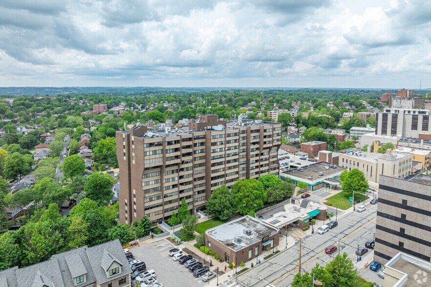 More Photos Of 750 Washington Rd, Mt Lebanon Apartments For Sale