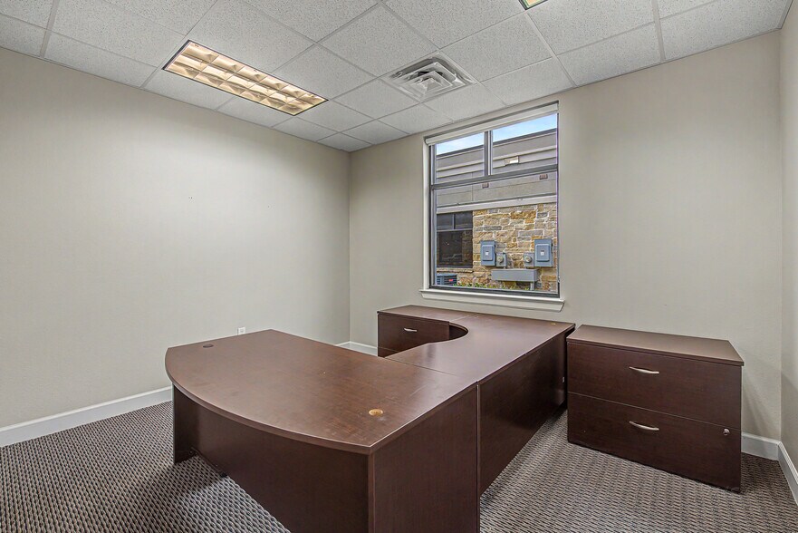 More Photos Of 633 E Fernhurst Dr, Katy Medical For Sale