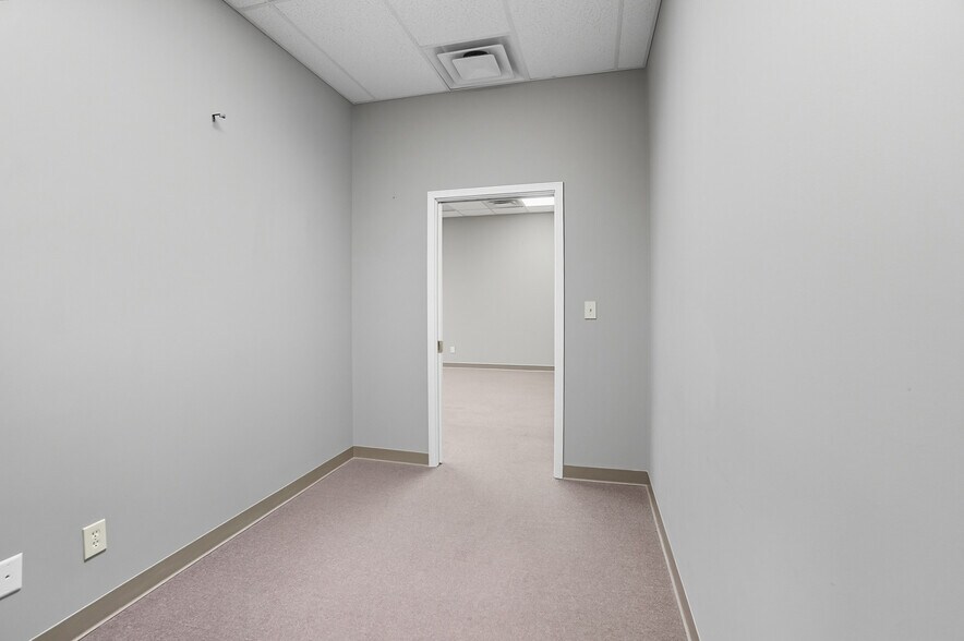 More Photos Of 1104-1124 Kemper Meadow Dr, Forest Park Storefront For Lease