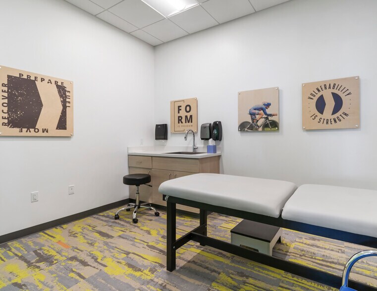 More Photos Of 808 S Vanguard Way, Meridian General Retail For Sale