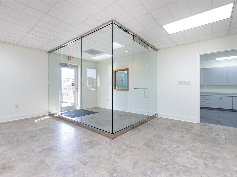 More Photos Of 1812 W Morehead St, Charlotte Office Residential For Lease