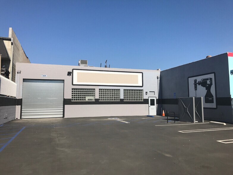 Primary Photo Of 2529 N San Fernando Rd, Los Angeles Showroom For Lease