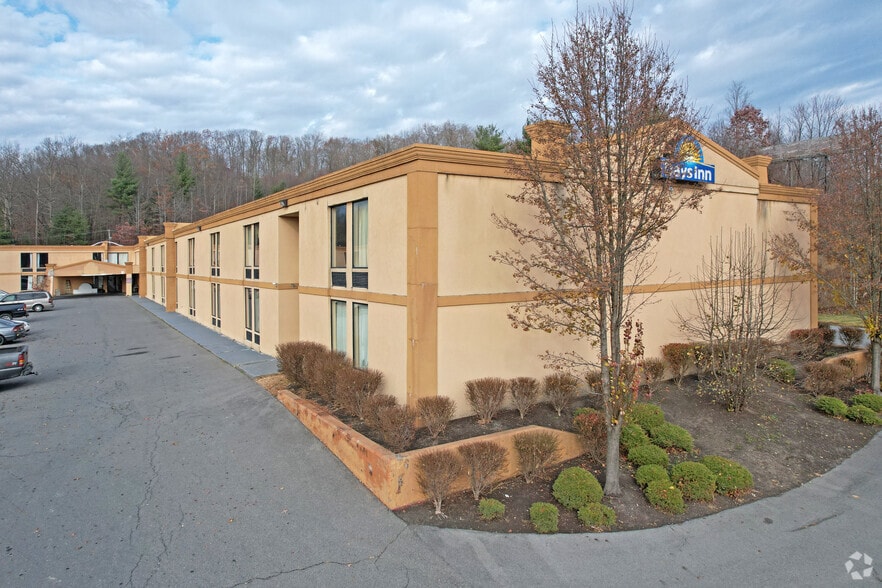 More Photos Of 127 Ontario Dr, Mount Hope Hotel For Sale