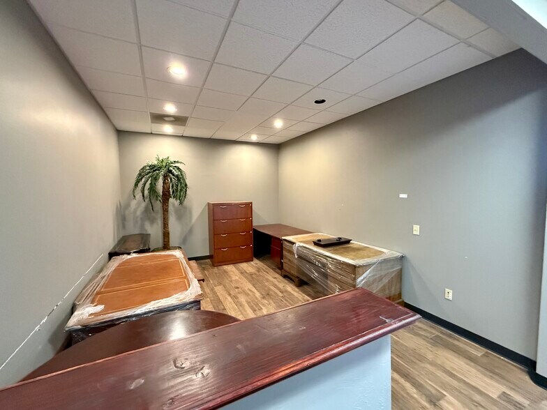 More Photos Of 1221 N Kelly Ave, Edmond General Retail For Lease