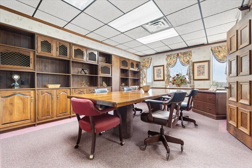 More Photos Of 601 Avery St, Parkersburg Office For Sale
