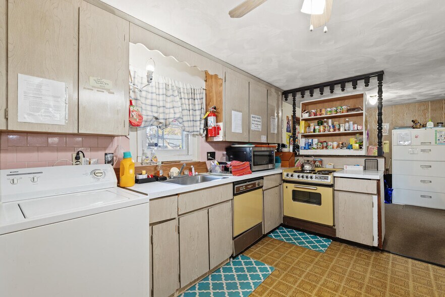 More Photos Of 600 E Ashland St, Brockton Office For Sale