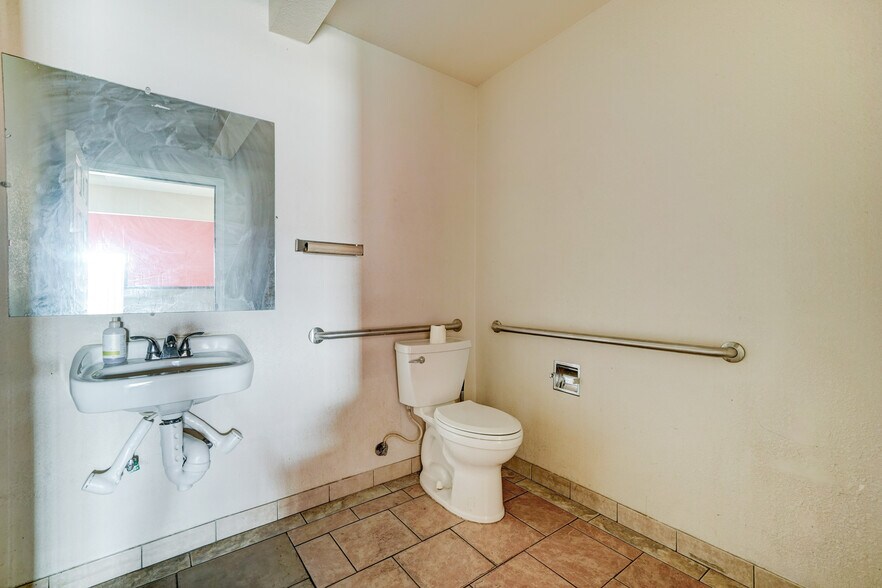 More Photos Of 6721 N Black Canyon Fwy, Phoenix Office Residential For Sale