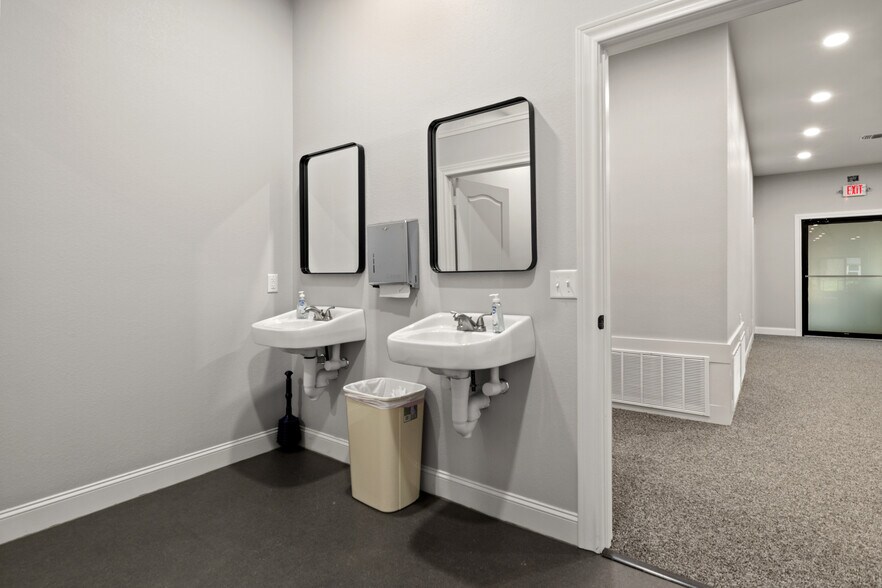 More Photos Of 107 E 11th St, Mount Pleasant Office For Sale