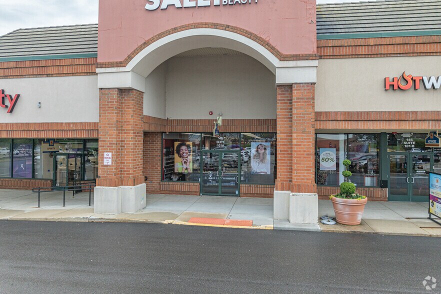 More Photos Of 140-166 S Gary Ave, Bloomingdale General Retail For Lease