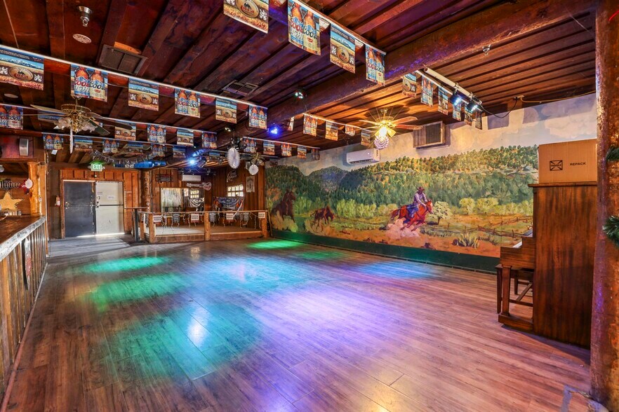 More Photos Of 607 W Main St, Payson Bar For Sale