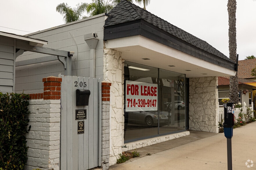 More Photos Of 207 5th St, Huntington Beach Storefront For Lease