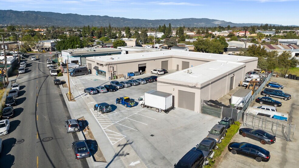 More Photos Of 299 E McGlincy Ln, Campbell Warehouse For Lease