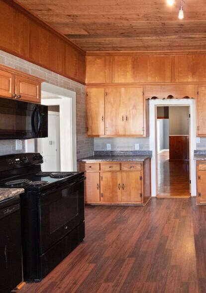 More Photos Of 615 E Main St, Scottsville Flex For Sale