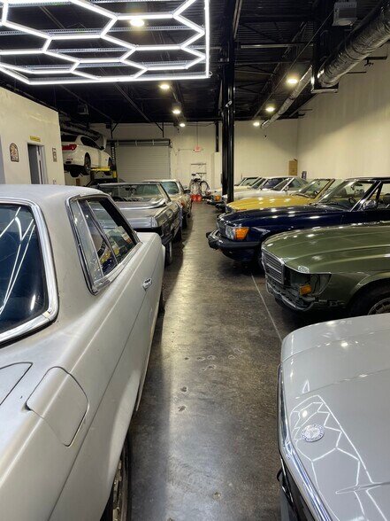 More Photos Of 2415 W Northwest Hwy, Dallas Storefront For Lease