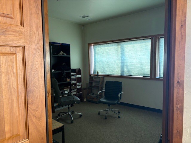 More Photos Of 400 Kristen Ct, Montrose Showroom For Lease