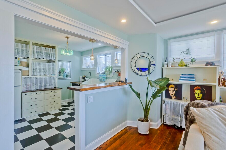 More Photos Of 265 Commercial St, Provincetown Flex For Sale