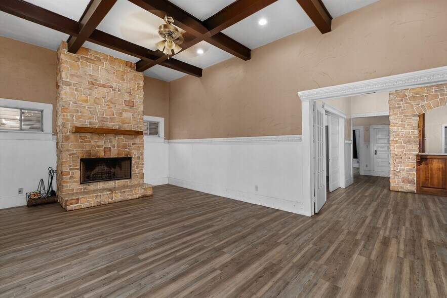 More Photos Of 605 E Broadway St, Jefferson General Retail For Sale