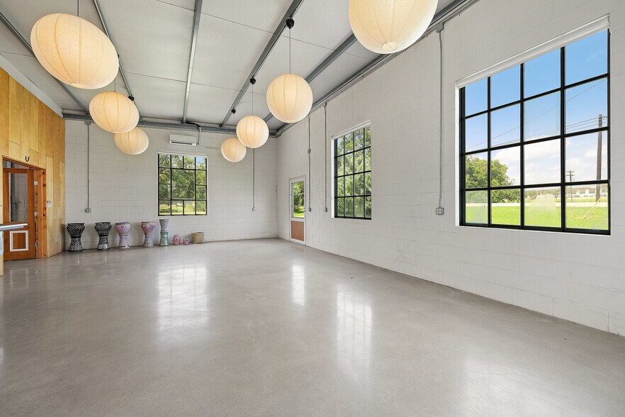 More Photos Of 404 Nugent ave, Johnson City Flex For Sale