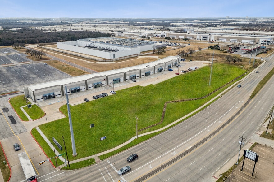 More Photos Of 550 W Round Grove Rd, Lewisville Showroom For Lease