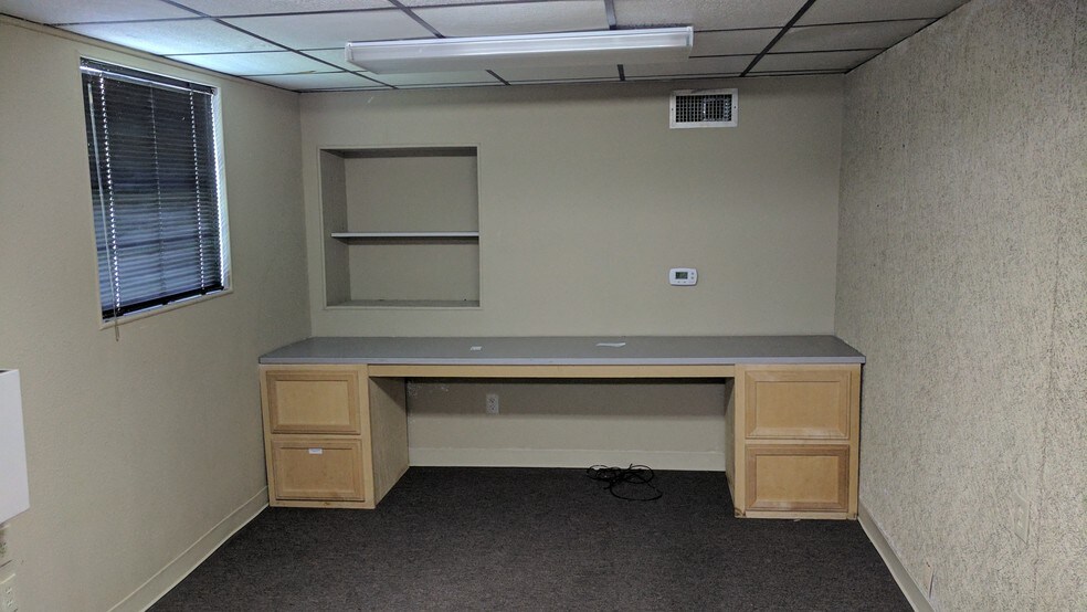 More Photos Of 2580 N 11th St, Beaumont Office For Lease
