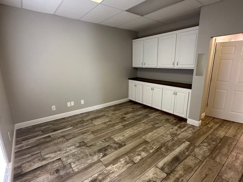 More Photos Of 1350 W Government St, Brandon Office For Lease