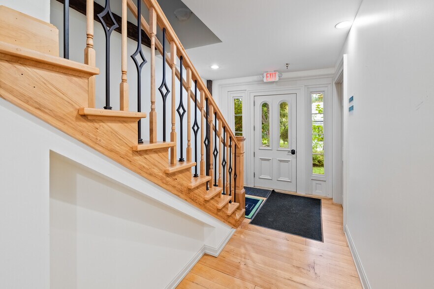 More Photos Of 114 Cemetery Ave, Manchester Center Office For Sale
