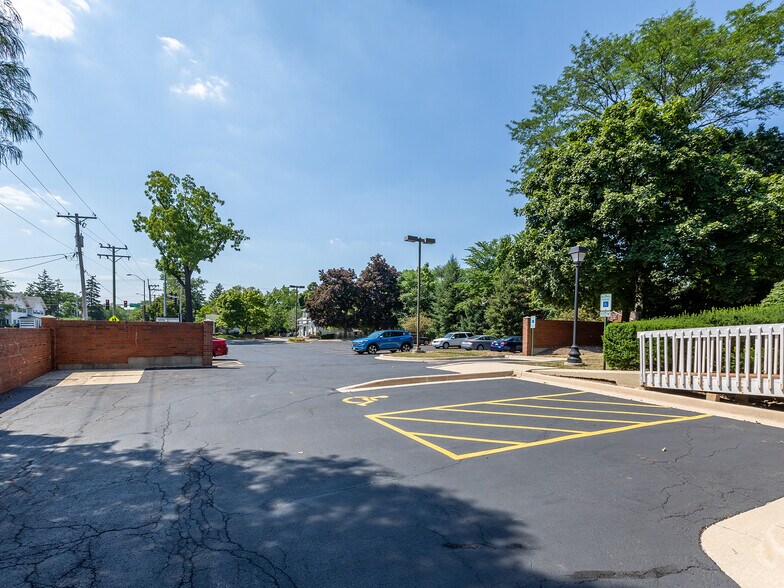 More Photos Of 301 W Roosevelt Rd, Wheaton Office For Lease