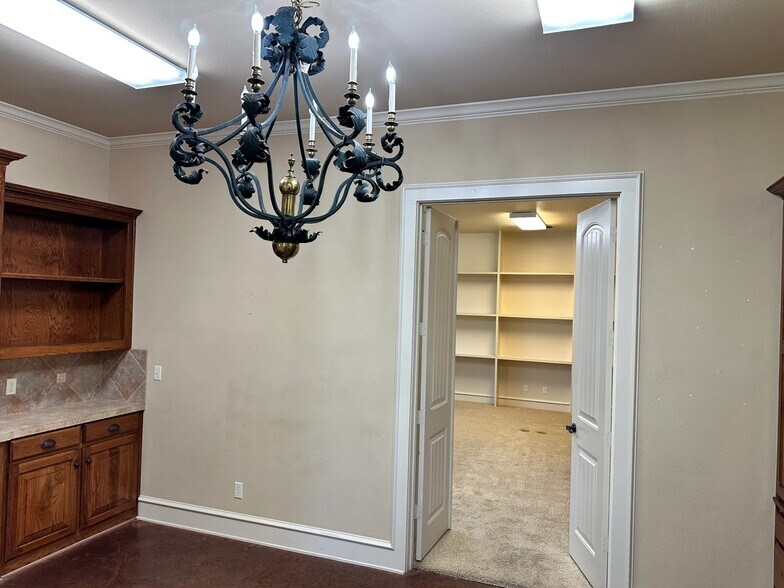 More Photos Of 441 Lone Star Dr, Abilene Office For Sale