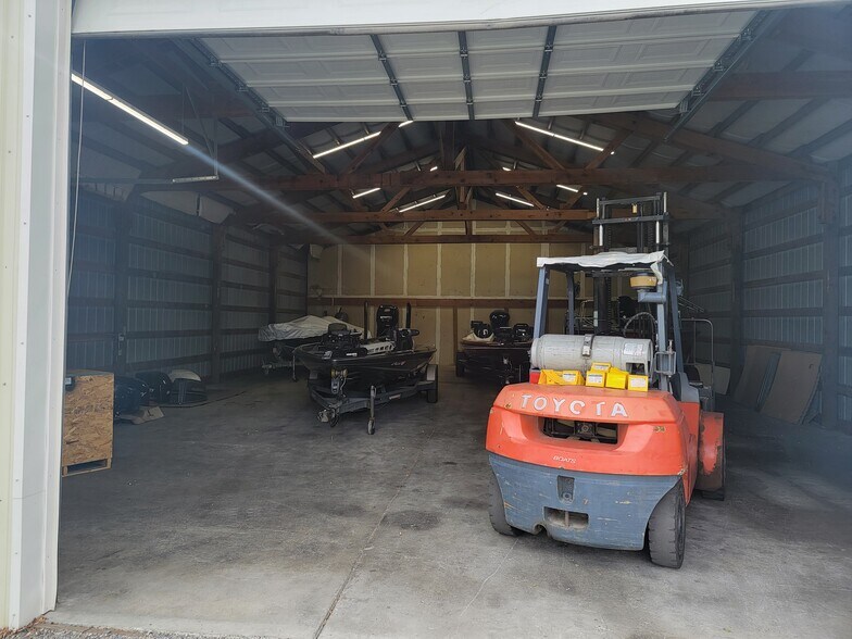 More Photos Of 17809 E Appleway Ave, Spokane Valley Showroom For Lease