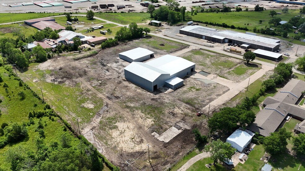 More Photos Of 1100 E 14th St, Dewey Warehouse For Lease