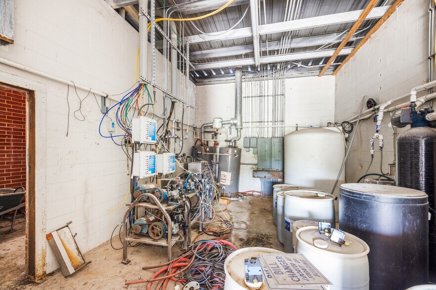 More Photos Of 621 W Travis St, La Grange Carwash For Sale