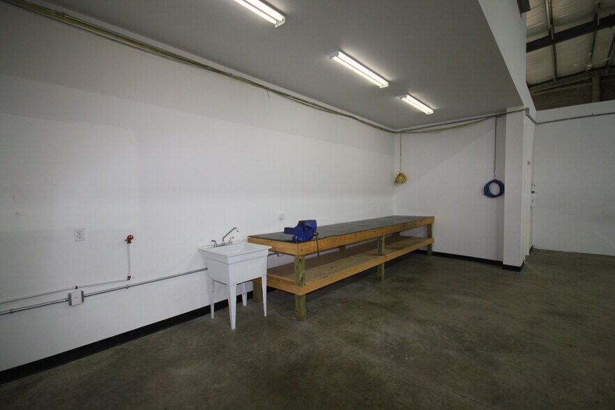 More Photos Of 145 East Lake Blvd NE, Airdrie Warehouse For Sale