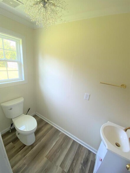 More Photos Of 131 Lakeview Church Rd, Cochran Freestanding For Lease