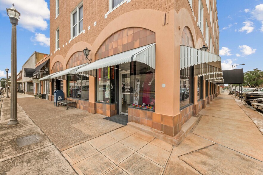 More Photos Of 104 E North St, Uvalde Apartments For Sale